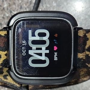 2 Fitbit Versas